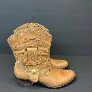 Vince Camuto Size 7.5B Camel Madalissa Studded Cowboy Boots
